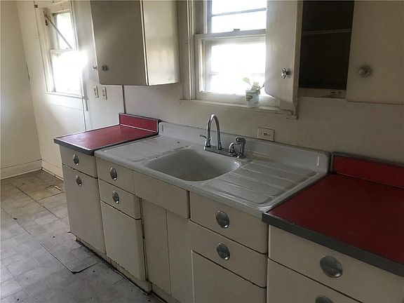 3rd image of 639 W Wood St