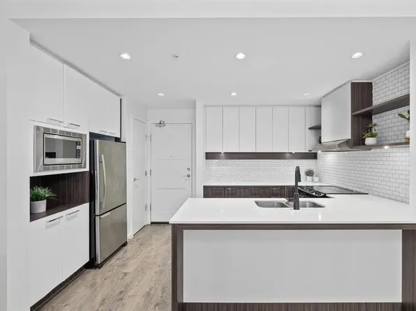 553 Foster Ave, Coquitlam, BC V3J 0B5