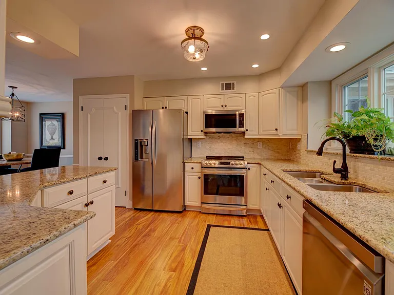 10490 Frontenac Woods Ln — Photo 19