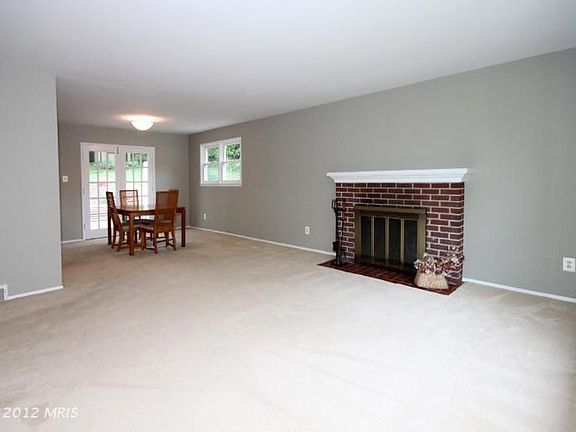 3rd image of 7423 Dickenson St