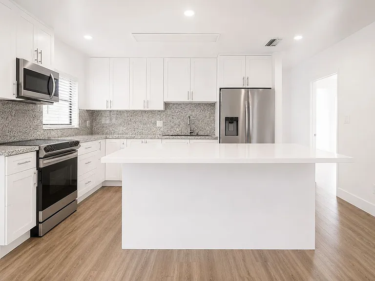 1815 NE 154th St — Photo 3