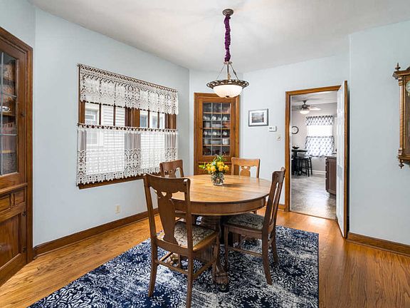 5th image of 906 E Meadow Pl