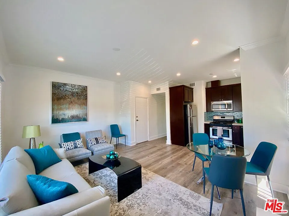 2 bed, 2.0 bath, 900 sqft, $2,995 — Photo 3