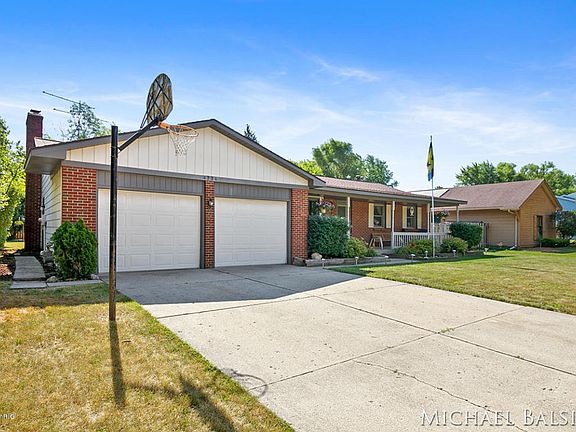 3rd image of 4234 Holyoke Dr SE