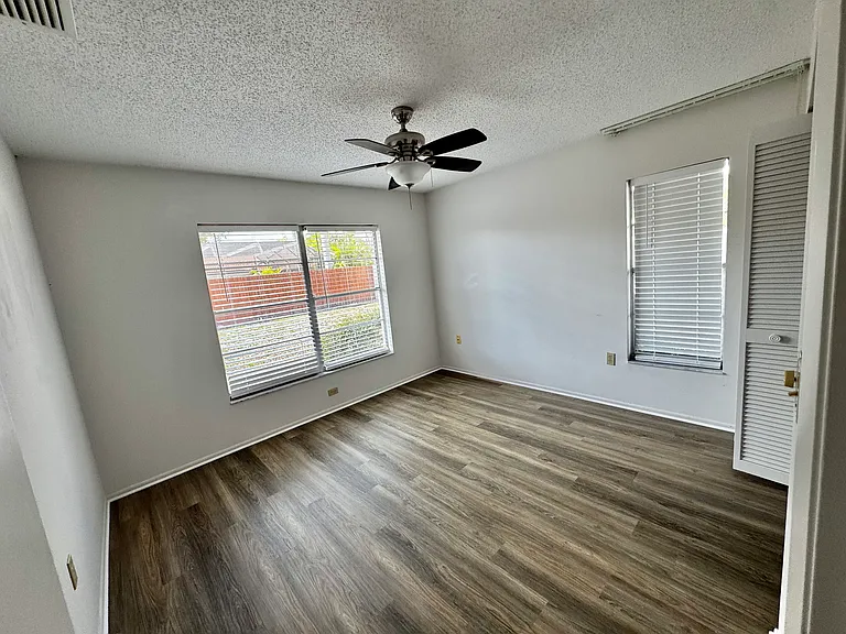 4368 Eastwood Dr — Photo 11