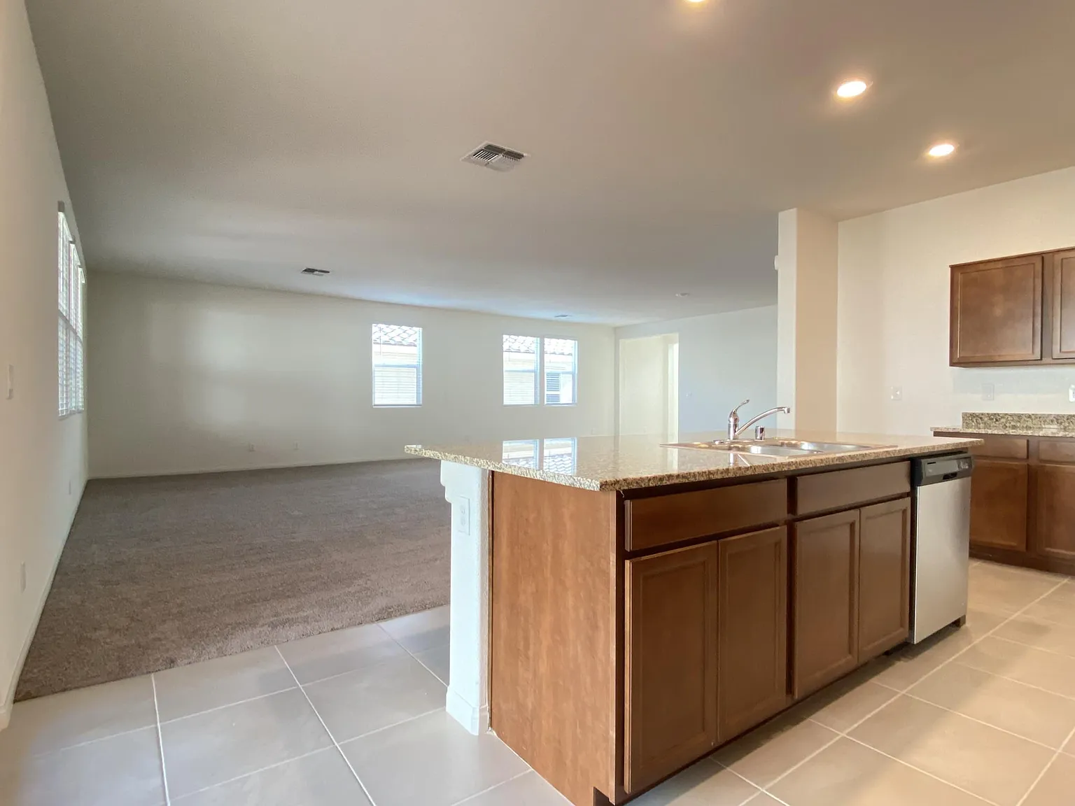 5 bed, 3.5 bath, 3066 sqft, $2,800 — Photo 2