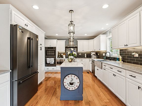 3rd image of 701 Woodland Ln