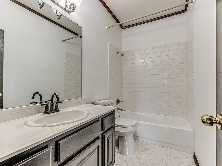1104 Fox Lake Ln — Photo 37