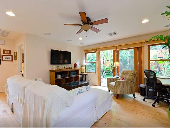 5th image of 1138 1/2 Poinsettia Dr