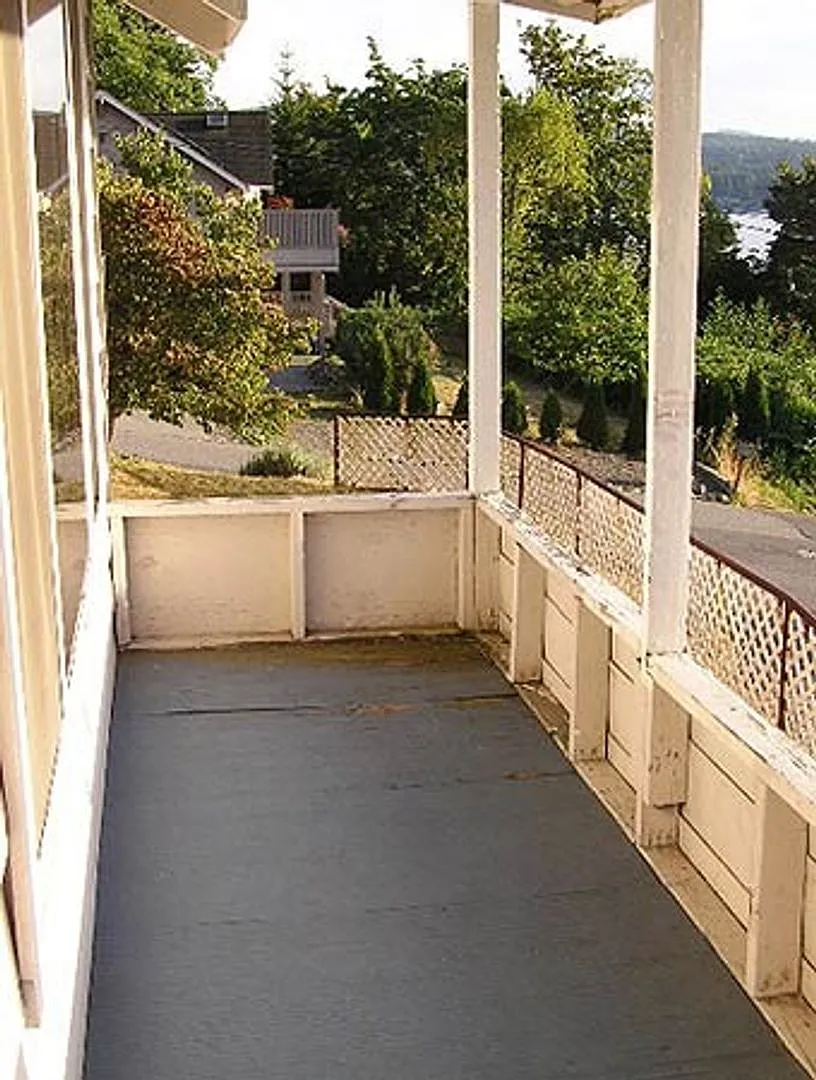 Lake Whatcom View - 2 Bedroom 1 Bath with Separate Office Space above Garage — Photo 3