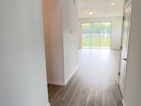 5th image of 104 Charmer Trace St
