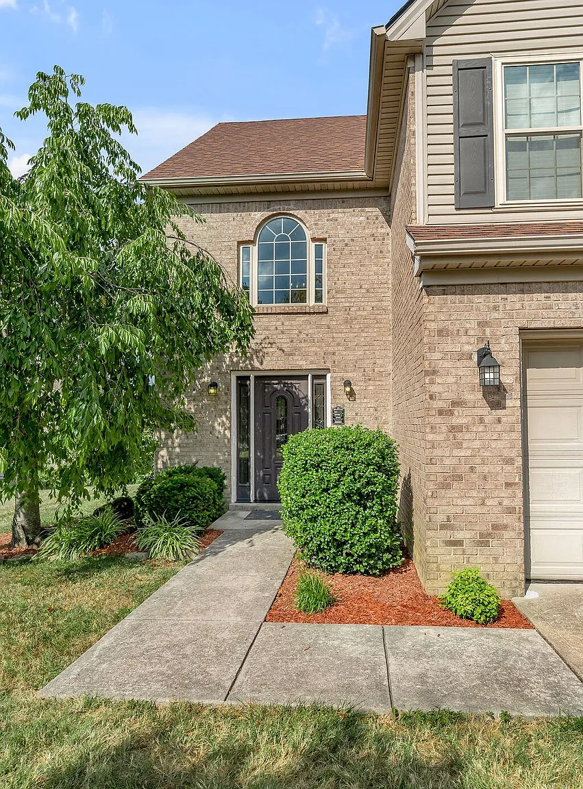4 bed, 1876 sqft, $2,400 — Photo 2