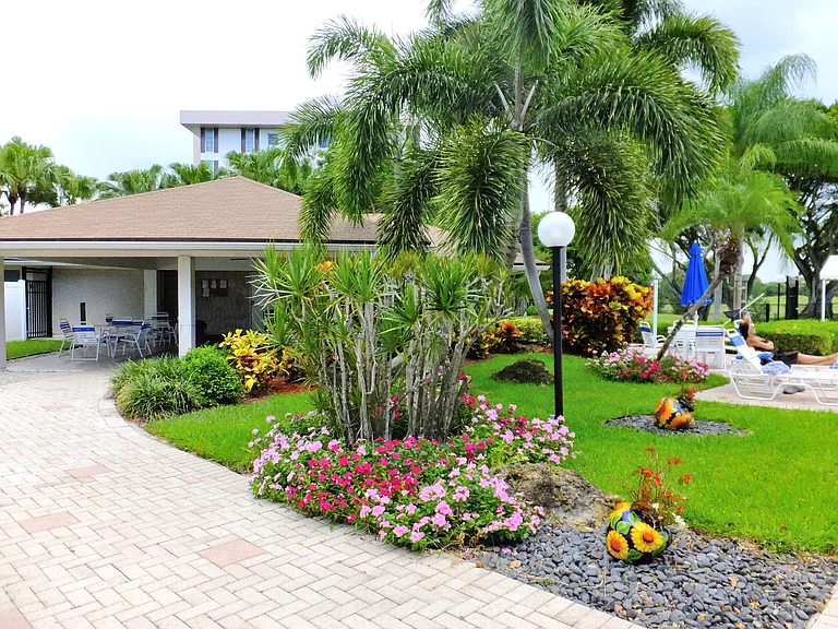 2751 S Palm Aire Dr #107 — Photo 28