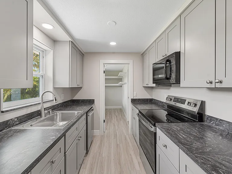 204 Circle E — Photo 19