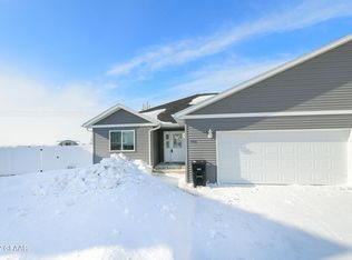 998 Thames Ct, Grand Forks, ND 58203