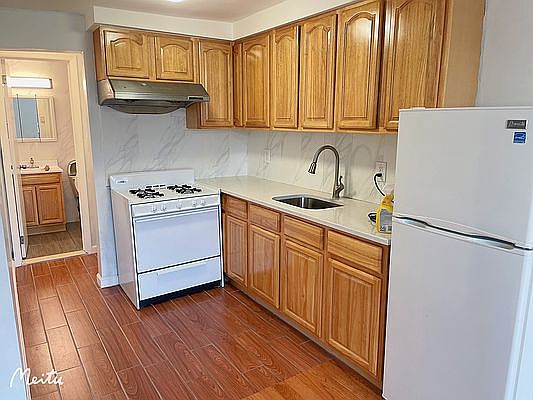 4th image of 32 Allen St APT 5A