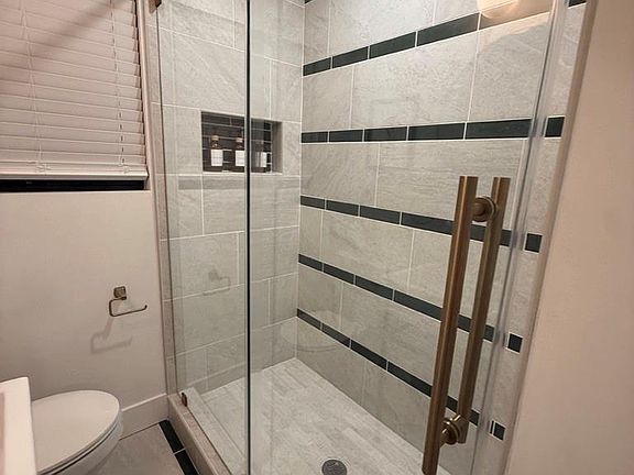 4th image of 5844 Darling St APT 4