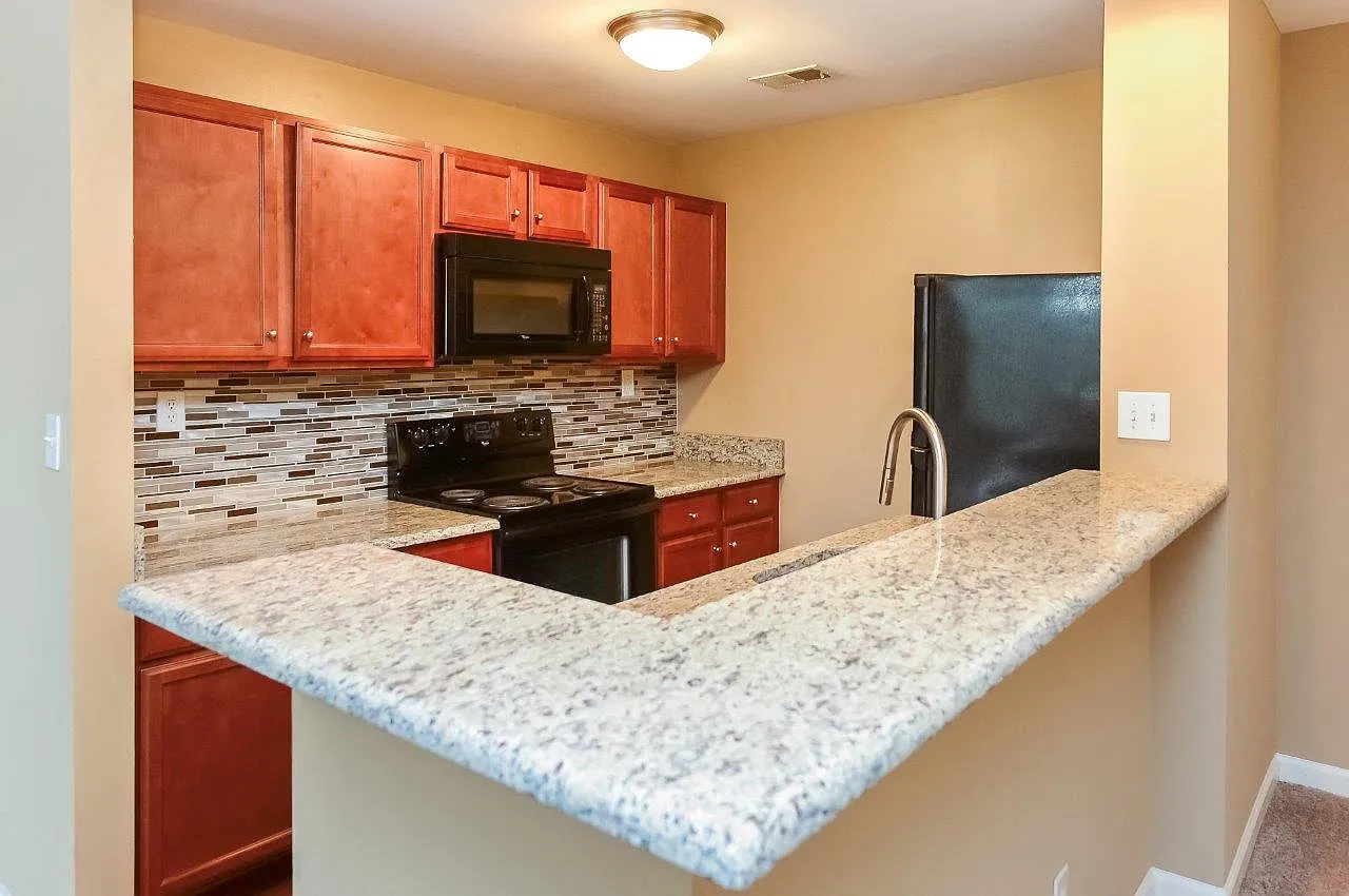 Montgomery Manor Apartments & Townhomes — Photo 3