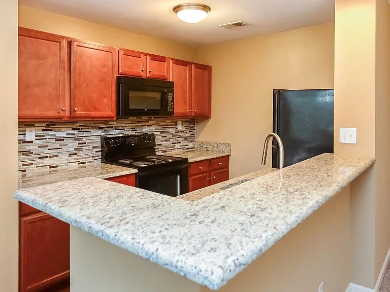 Montgomery Manor Apartments & Townhomes — Photo 3