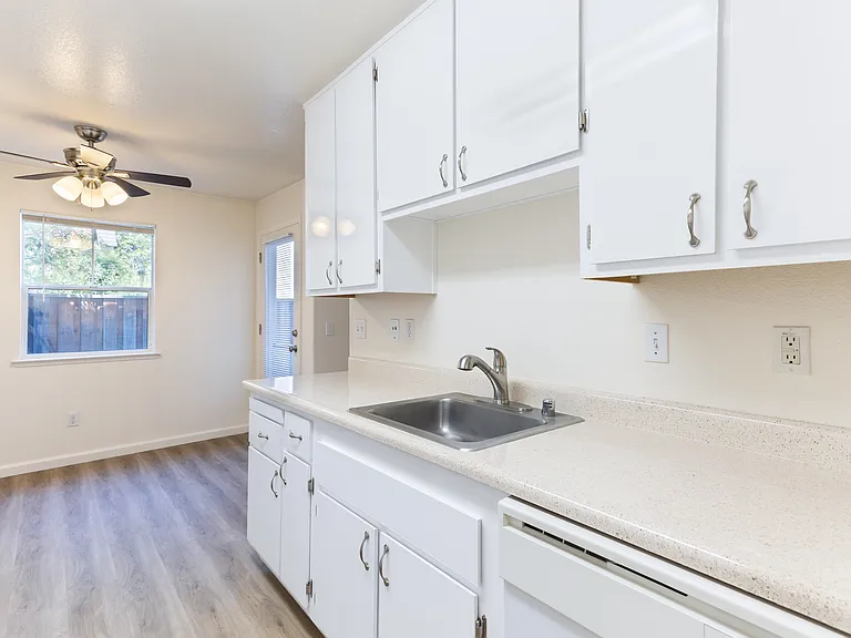 Sequoia Grove Apartments — Photo 8