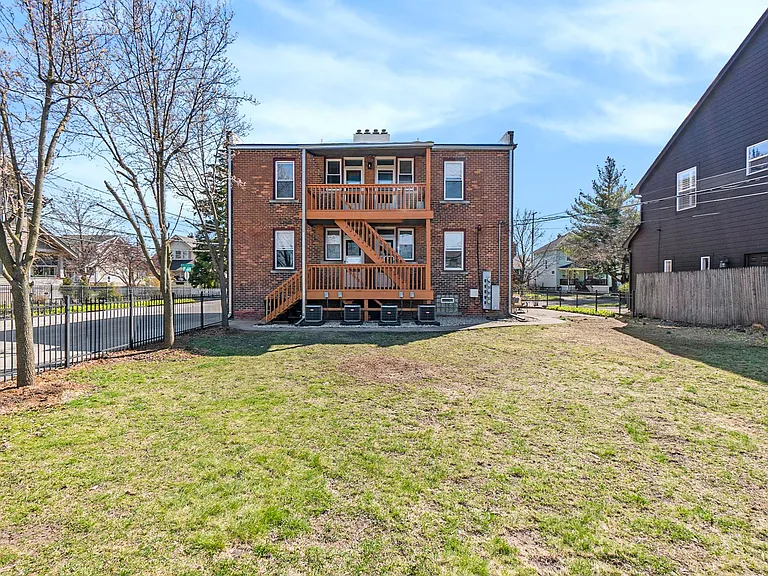 579 N Center St — Photo 13