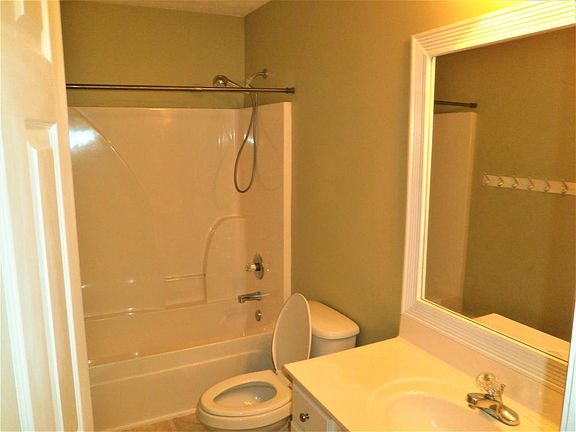 5th image of 831 Charles Hall Dr