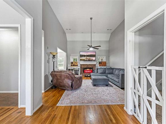 4th image of 238 Apple Valley Rd