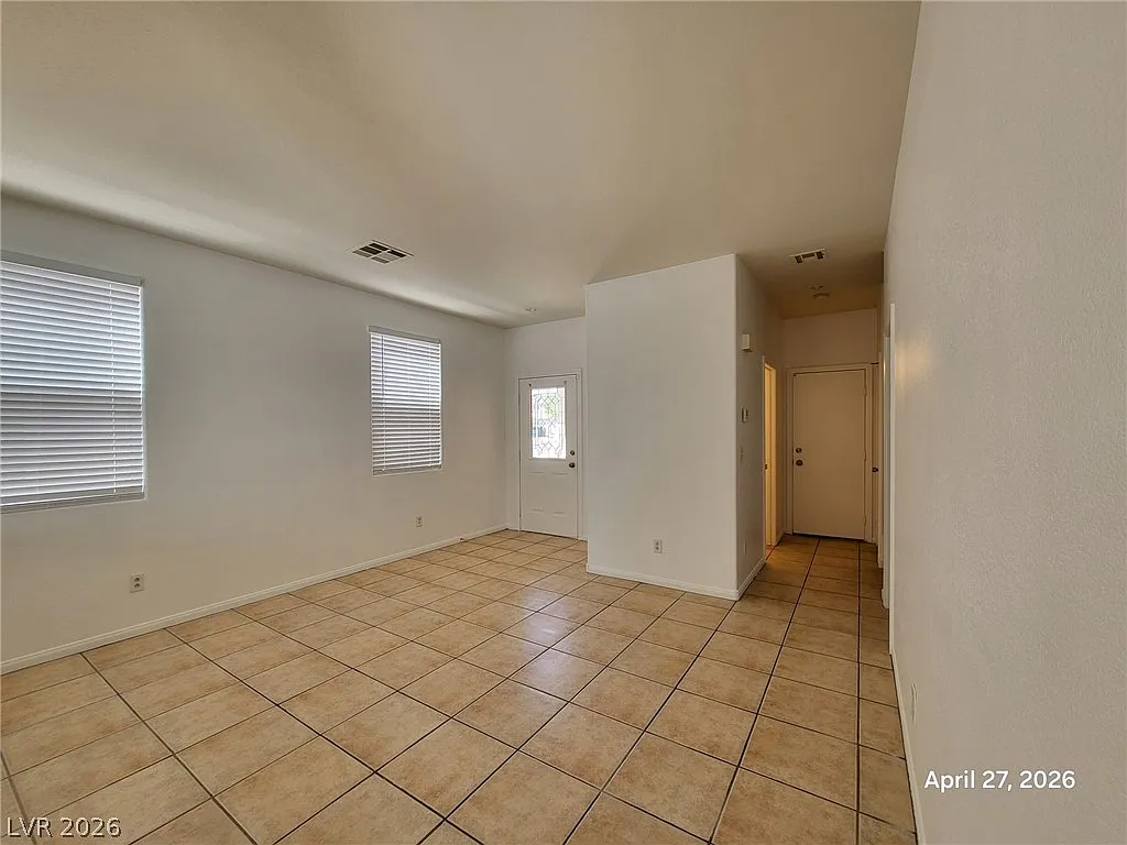 4 bed, 2.5 bath, 2024 sqft, $1,995 — Photo 3