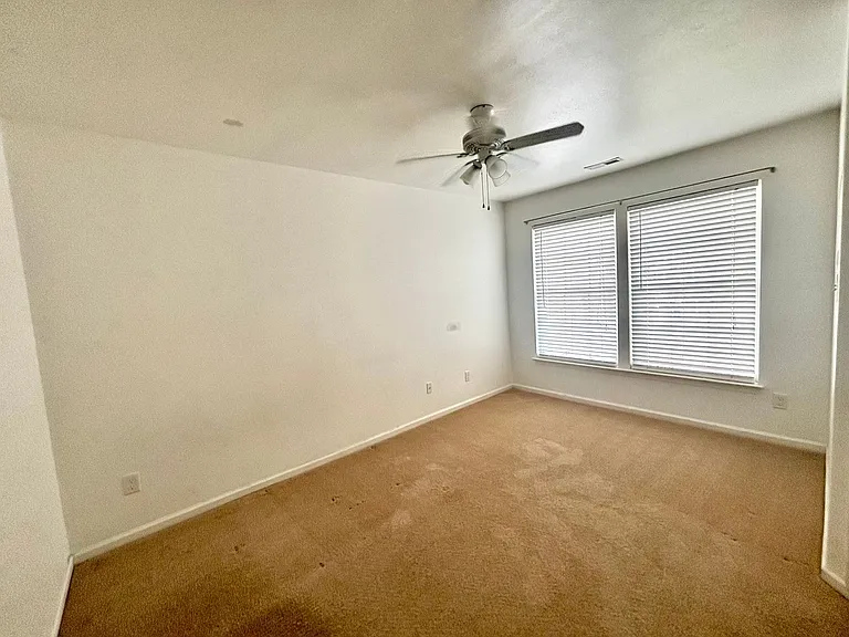 2307 Charing Cross Rd — Photo 15