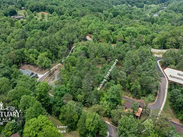 72 Village Cir W, Franklin, NC 28734