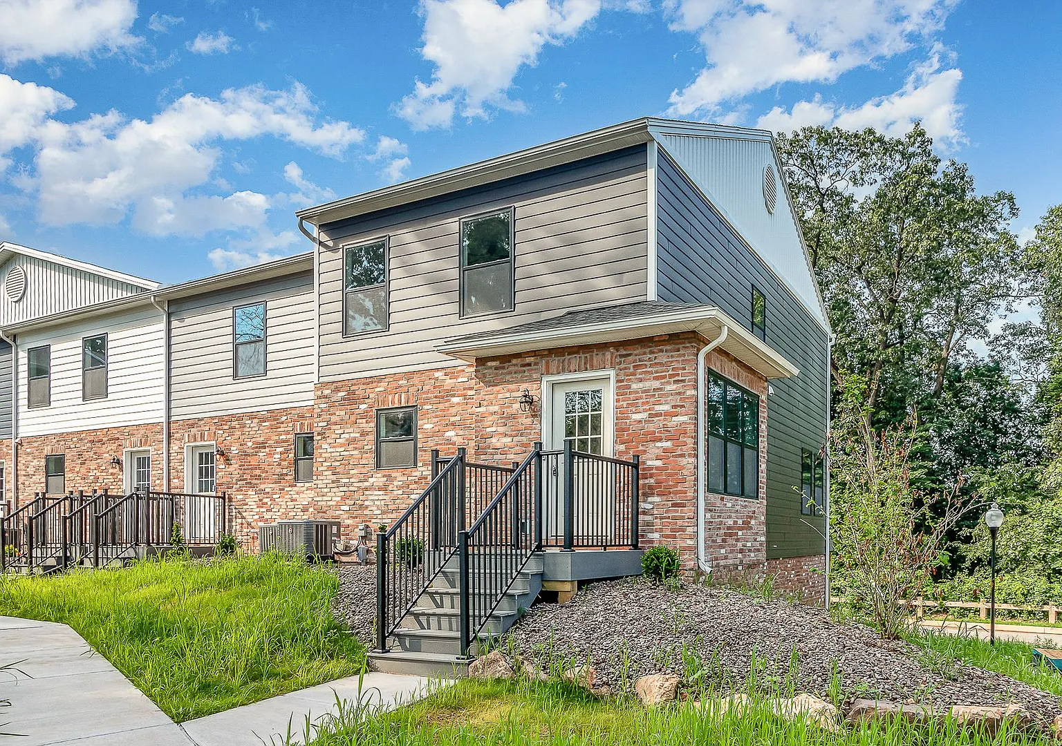 Welcome to this brand new charming 3-bedroom, 2.5-bathroom end unit town-home located in the desi... — Photo 3