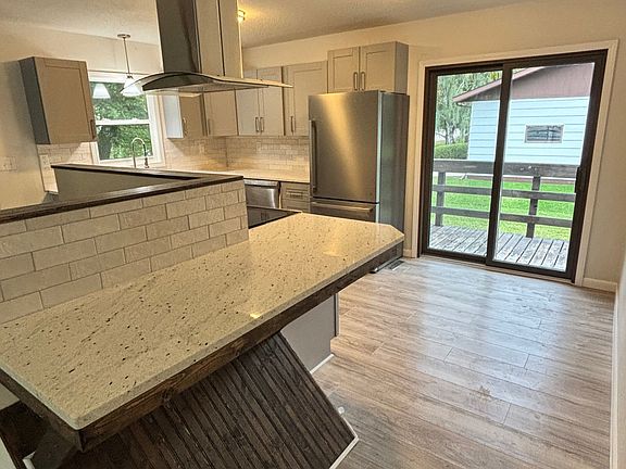 5th image of 302 Viking Ave