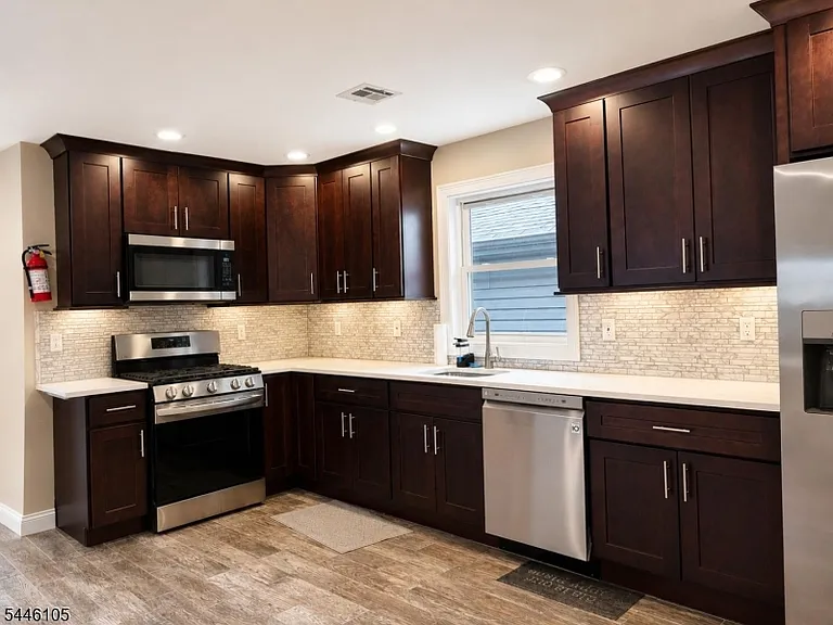 850 Rebecca Pl — Photo 2