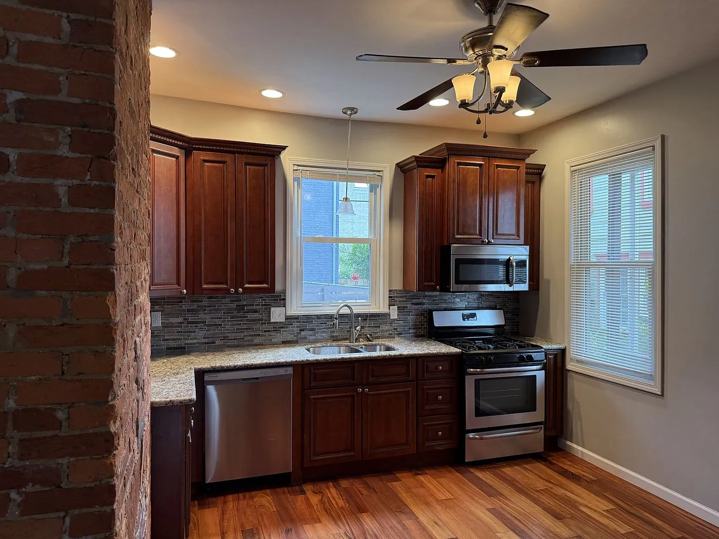 2 Bedroom, 1 Bath Townhome in trendy Lawrenceville. Convenient! — Photo 2