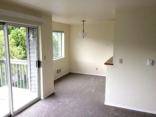 12334 33rd Ave NE — Photo 3