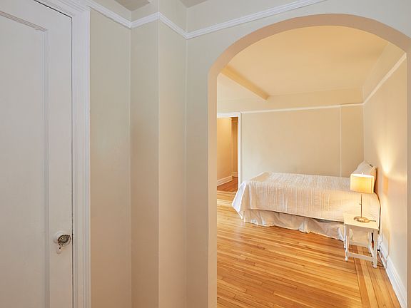 3rd image of 319 E 50th St APT 5F