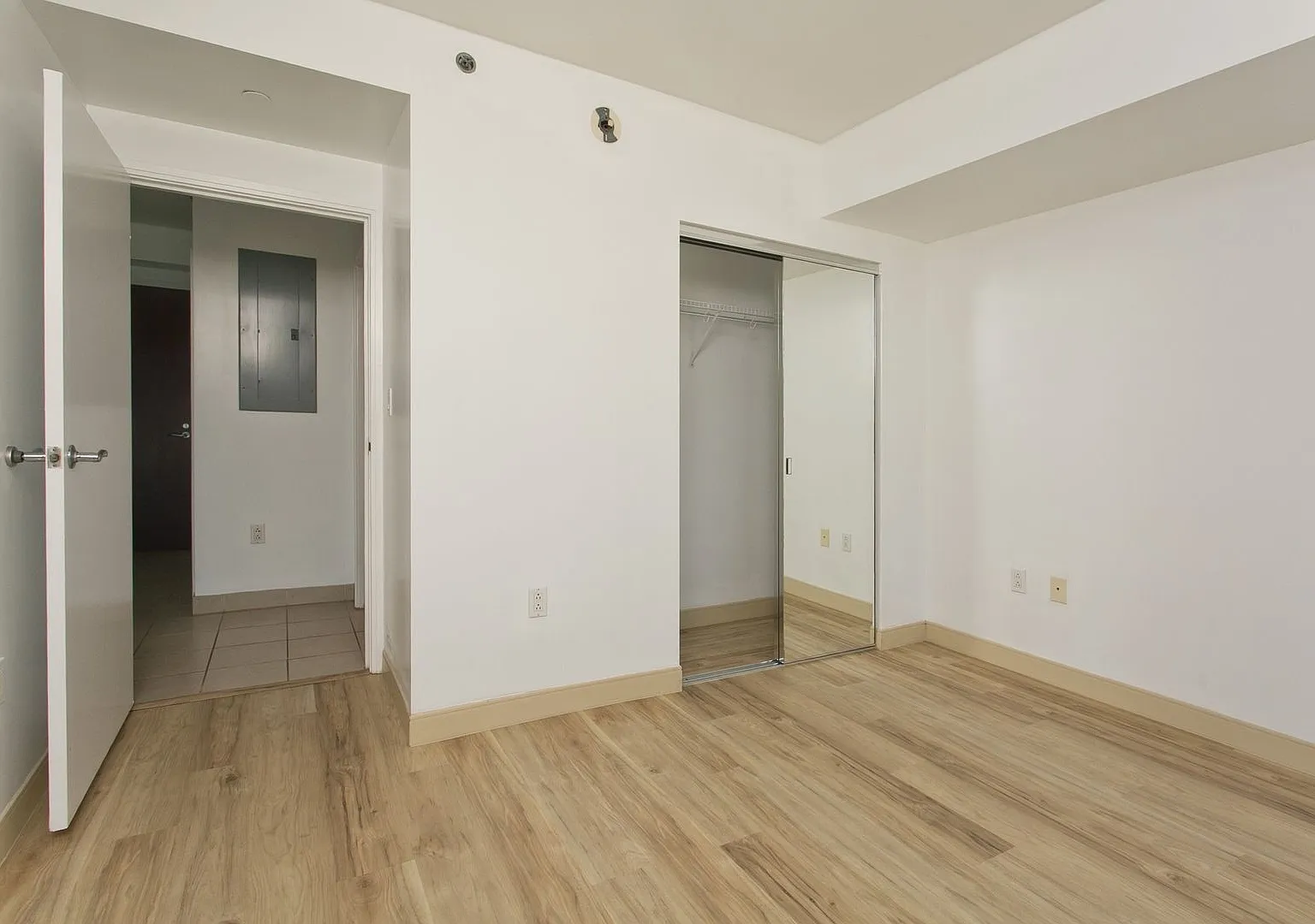 909 Kapiolani #2408 1 Bd W/ Parking All Utilities Included — Photo 2