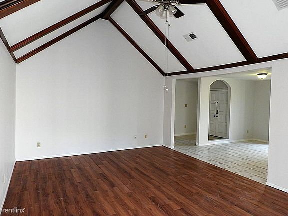 3rd image of 2902 Camelot Ln