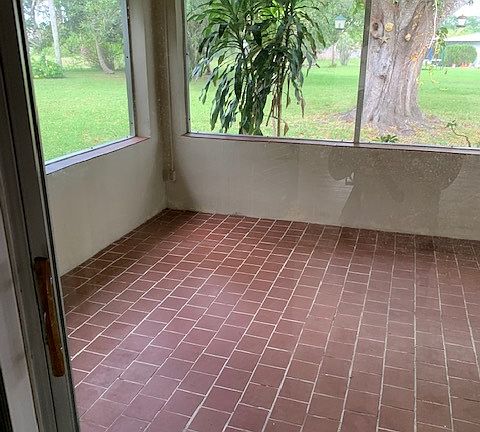 2nd image of 187 SW Ivanhoe Ct #1