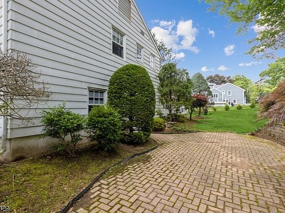 4th image of 5 Blackstone Dr