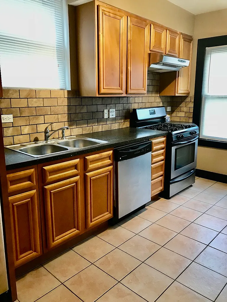 2 bed, 1000 sqft, $1,550 — Photo 4