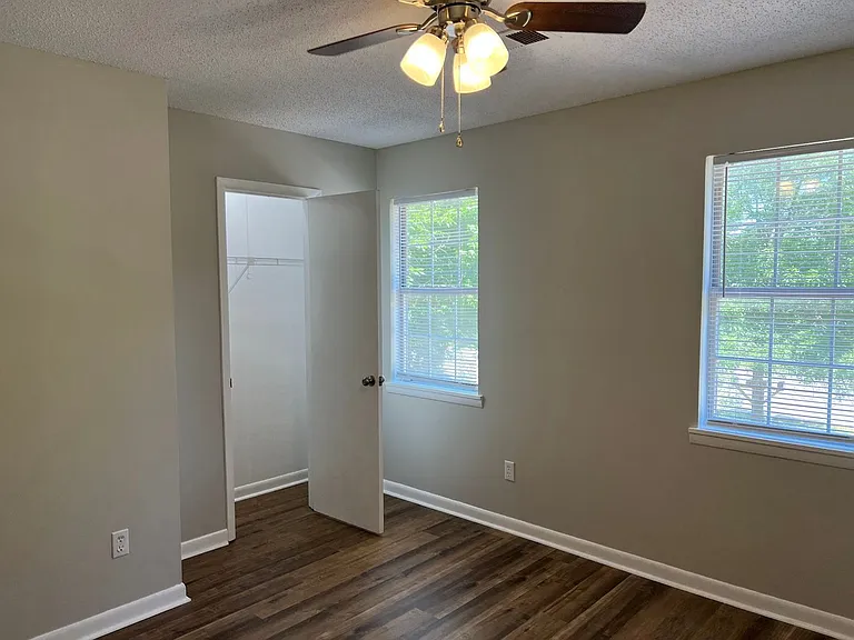1117 Magnolia St SE — Photo 2