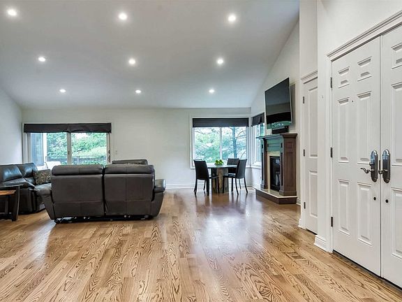 5th image of 217 Gosling Hill Dr