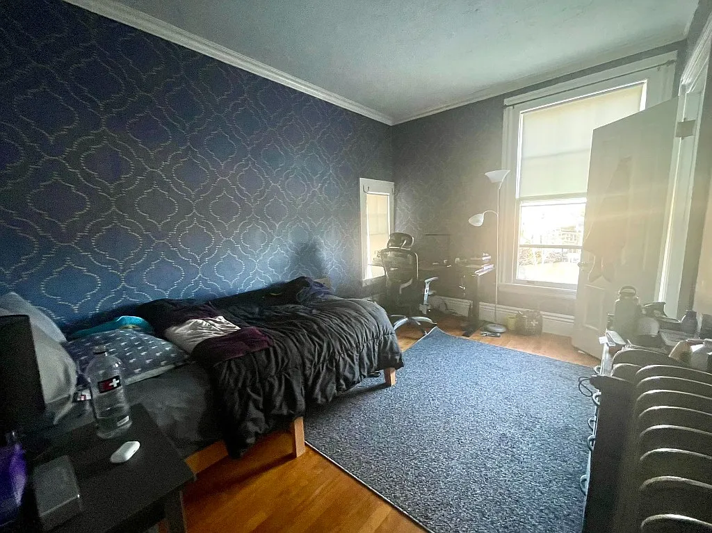 6 bed, 4286 sqft, $1,000 — Photo 3