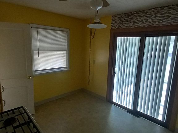 4th image of 16301 Throckley Ave