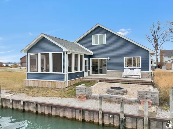 30604 Island Dr, Gibraltar, MI 48173