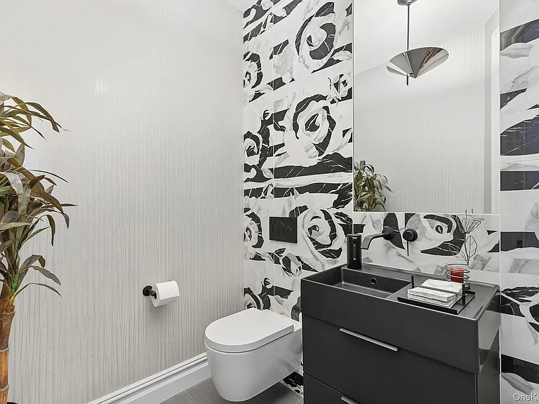 144 Round Swamp Rd — Photo 12