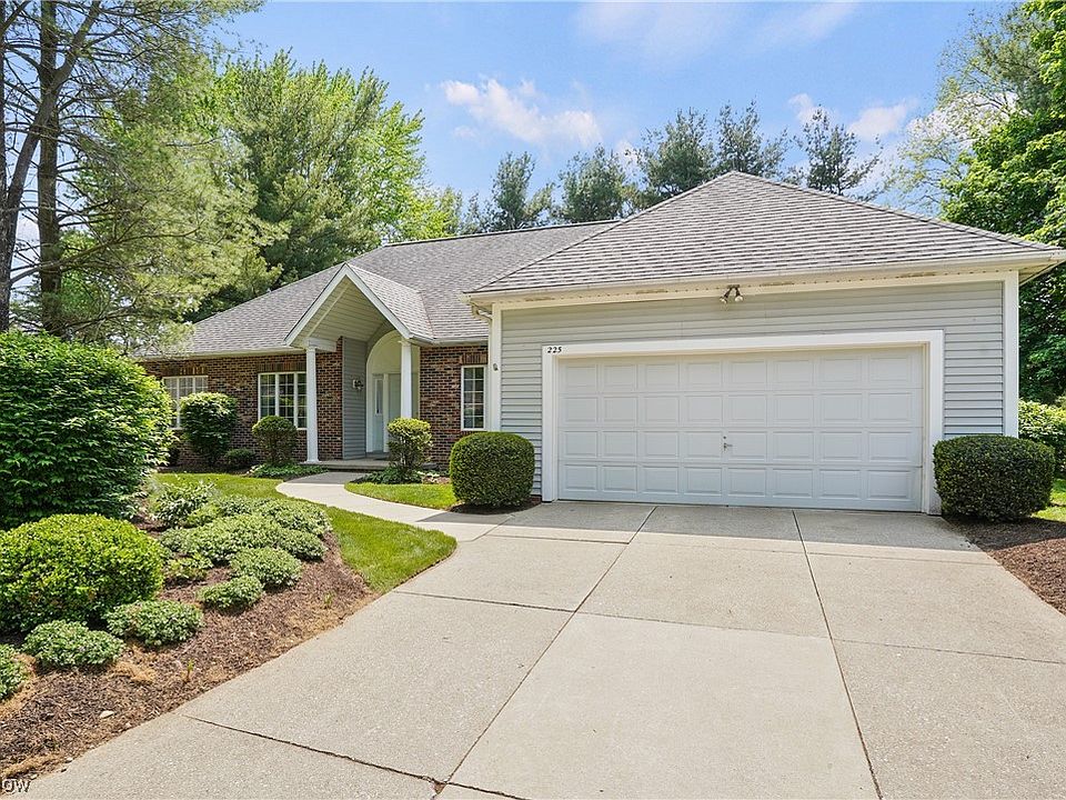 1st image of 225 Lake Pointe Dr