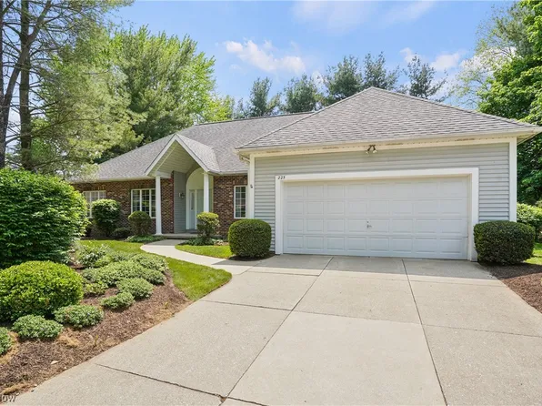 225 Lake Pointe Dr, Akron, OH 44333