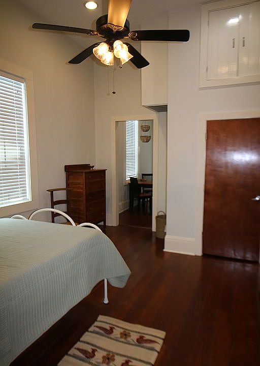 1st image of 3982 Annunciation St